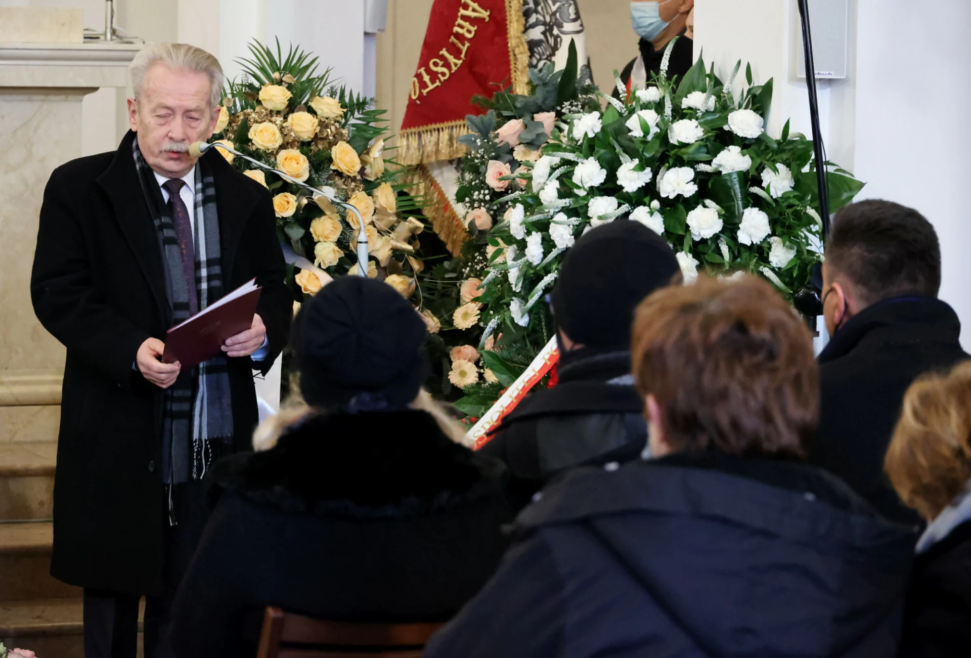 Tadeusz Deszkiewicz na pogrzebie aktorki.