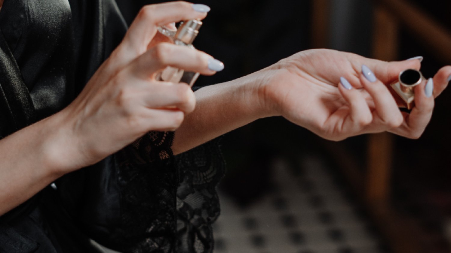 Trwałe perfumy? 15 genialnych sztuczek, aby zapach utrzymywał się dłużej