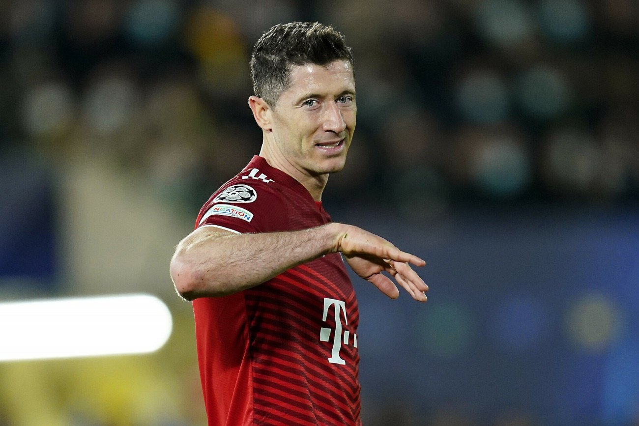 Robert Lewandowski przez osiem lat bronił barw Bayernu Monachium. Jak widać, nie wszyscy doceniają jego rolę.