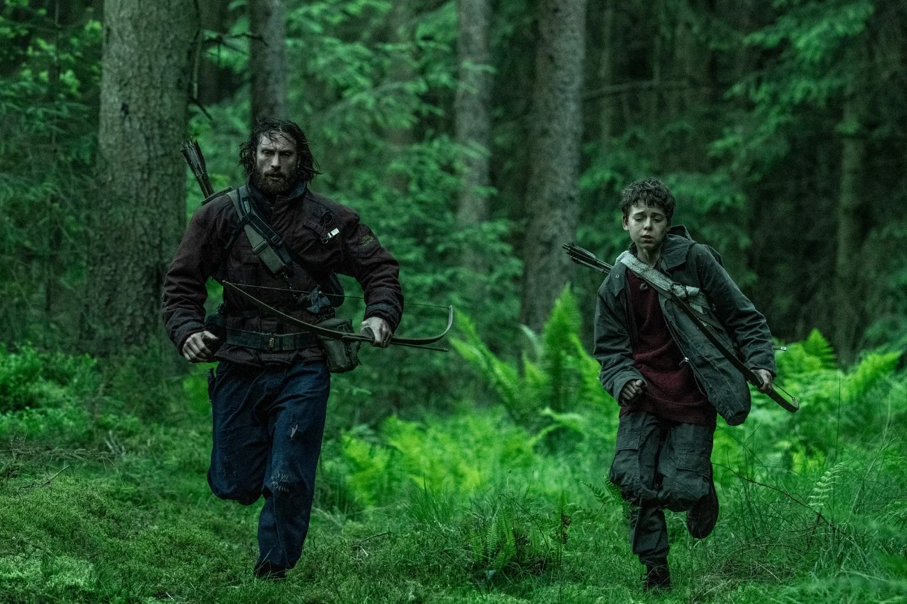Aaron Taylor-Johnson i Alfie Williams w filmie "28 lat później"