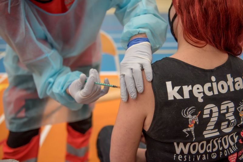 Pomoc przy wyszukiwaniu wolnych terminów na szczepienia przeciw COVID-19.