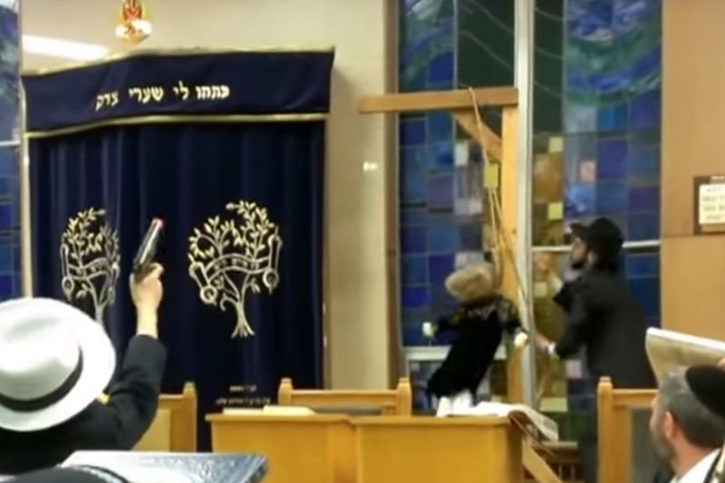 Chasydzi wieszający kukłę Hamana.