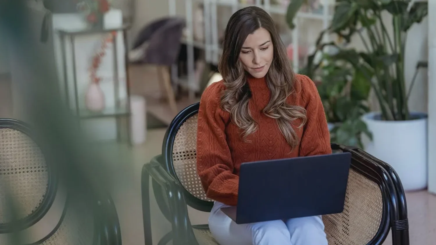 Benefity w pracy młoda kobieta pracuje na laptopie
