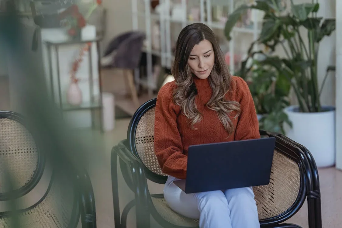 młoda kobieta pracuje na laptopie
