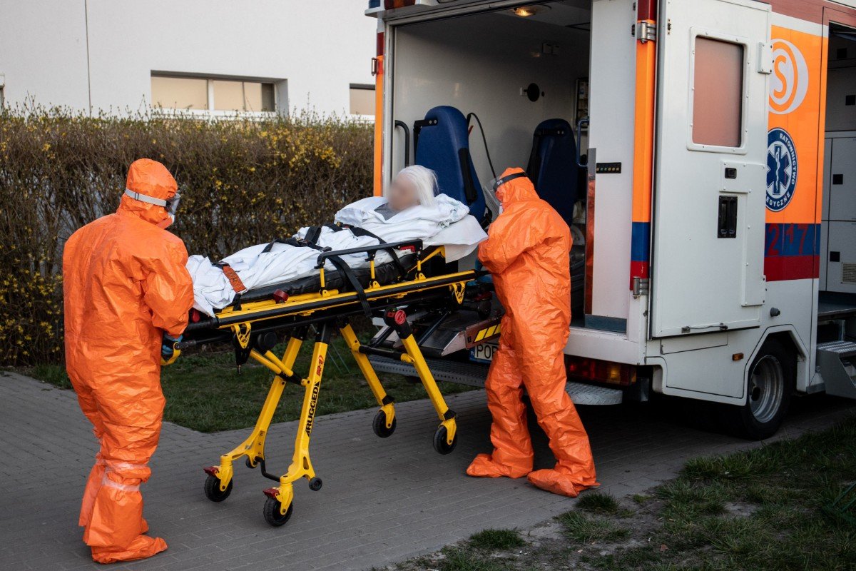 Koronawirus unosi się w powietrzu nawet przez minuty - ustalili fińscy naukowcy.