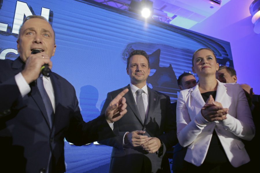 Z sondażu late poll dla TVN wynika, że przewaga PiS nad KO topnieje.