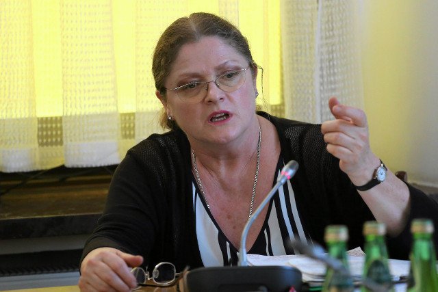 Poseł Krystyna Pawłowicz napisała na Facebooku, że ktoś zniszczył grób jej rodziców oblewając go czerwoną farbą. Na dowód załączyła zdjęcia.