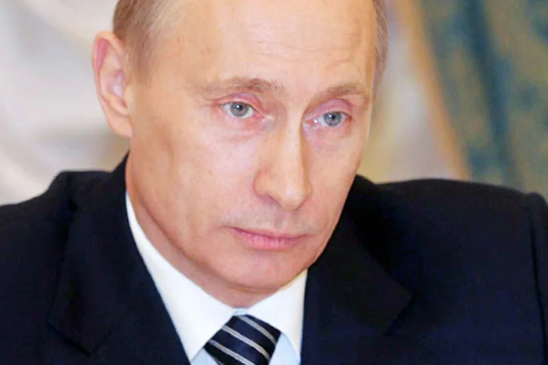 Władimir Putin udowadnia, że nie potrzebuje "zielonych ludzików" i czołgów, by przesuwać front rozpętanego w Europie konfliktu dalej na Zachód.
