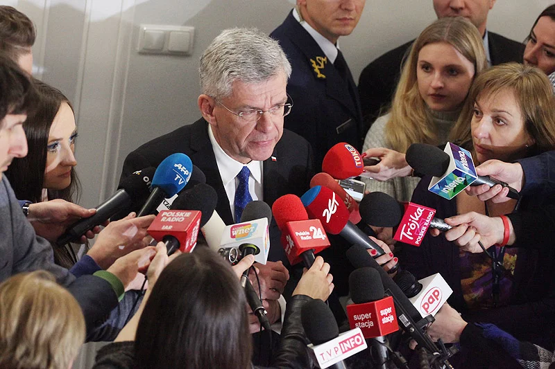 Marszałek Senatu Stanisław Karczewski jedynie przeciąga kryzys związany z ograniczeniem mediom dostępu do relacjonowania prac Sejmu.