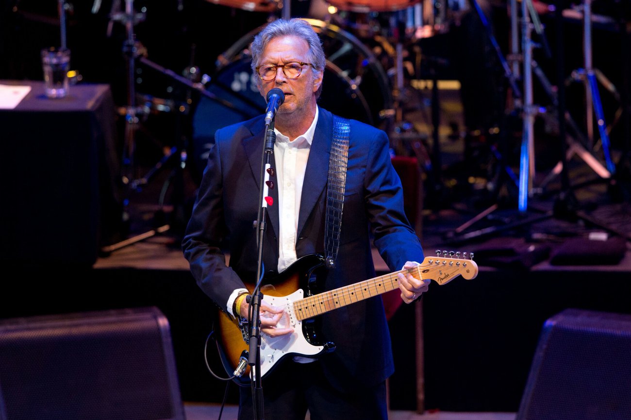 Eric Clapton z gitarą na koncercie.