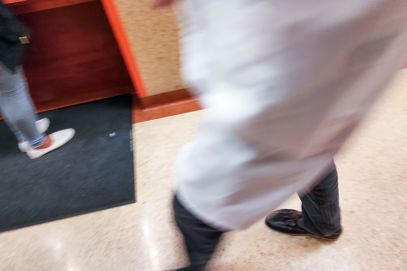 "Skoczysz mi po ampułeczki?". Szokujące doniesienia o krakowskim lekarzu