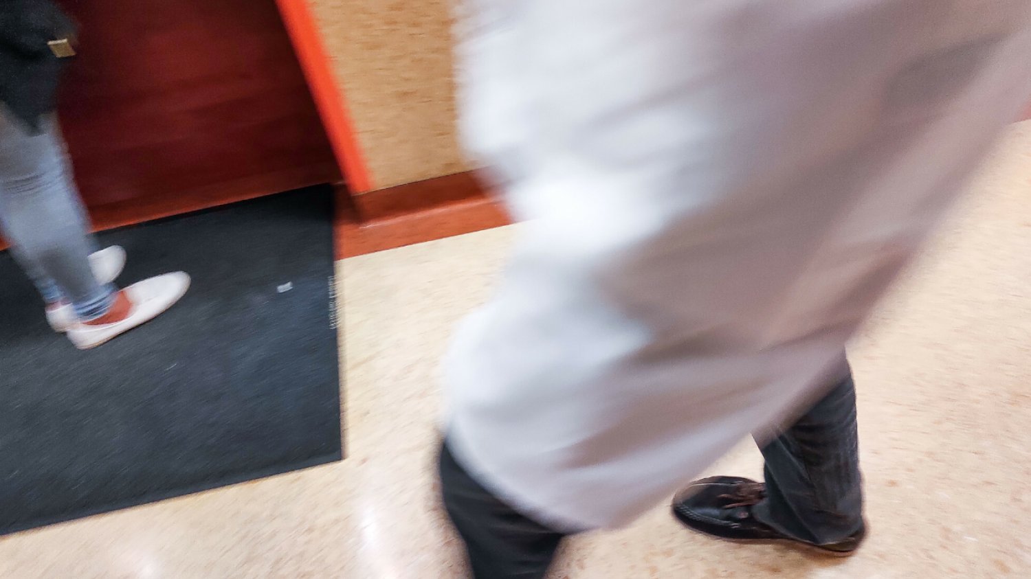 "Skoczysz mi po ampułeczki?". Szokujące doniesienia o krakowskim lekarzu