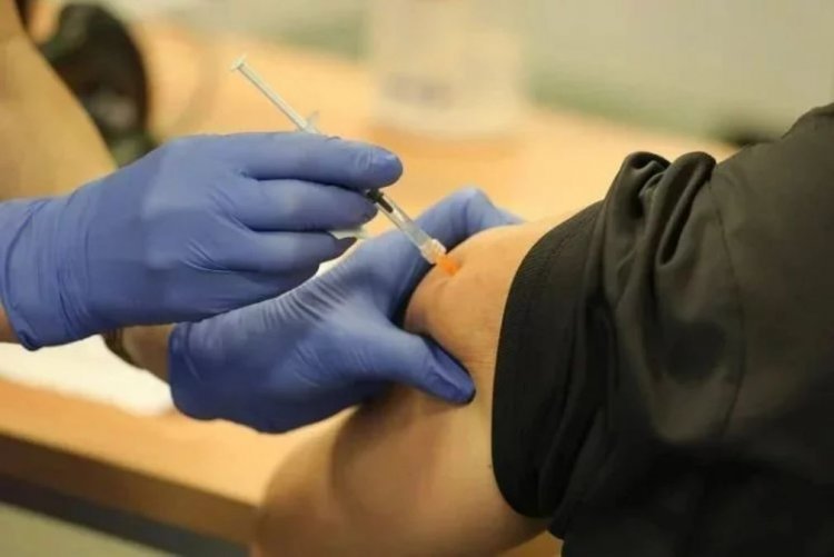 W Niemczech pielęgniarka podawała roztwór soli zamiast szczepionki na covid-19.