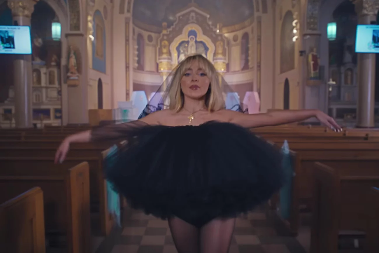 Sabrina Carpenter nagrała teledysk w kościele.