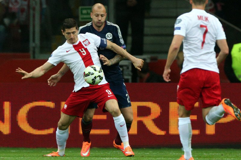 W pierwszych minutach meczu Robert Lewandowski został sfaulowany. Później widać było, że ma problemy z nogą.