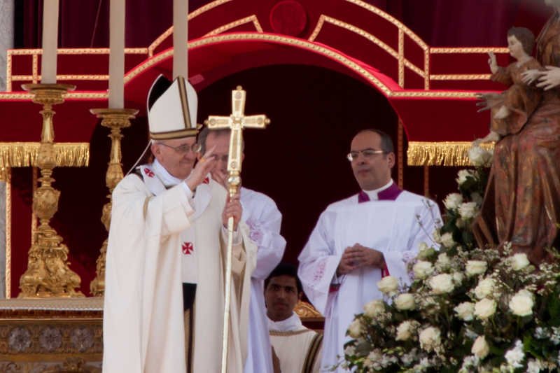 Rekordowa kanonizacja w Watykanie. Papież Franciszek wyniósł na ołtarze 800 osób.