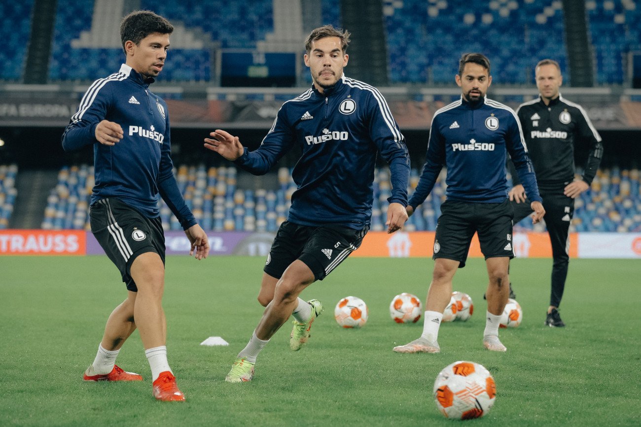 Piłkarze Legii Warszawa w czwartek od 21:00 zagrają w kolejnym meczu Ligi Europy, na wyjeździe z Napoli.