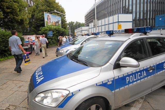 Fałszywe alarmy bombowe postawiły na nogi m.in. warszawskich policjantów
