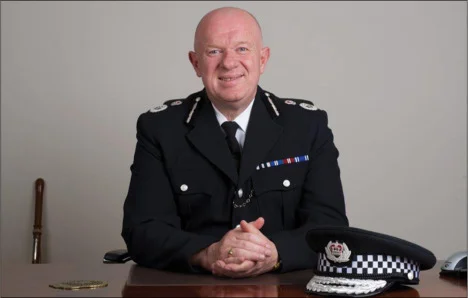 Andy Cook, 56-letni policjant z Wielkiej Brytanii, nie ma pojęcia, w jaki sposób został zakażony koronawirusem. Objawy, jakich doświadczył w trakcie covid-19, całkowicie zmieniły jego podejście do myślenia o chorobach. Andy Cook, Merseyside Police — 56-letni policjant opowiada o chorobie covid-19 i zakażeniu koronawirusem.