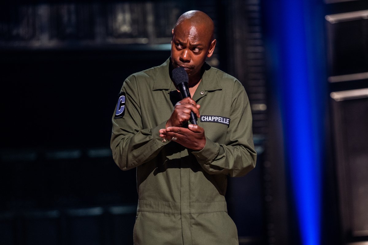 Nowy stand-up Dave'a Chappelle'a spotkał się z falą krytyki ze strony mediów i uwielbienia ze strony widzów.