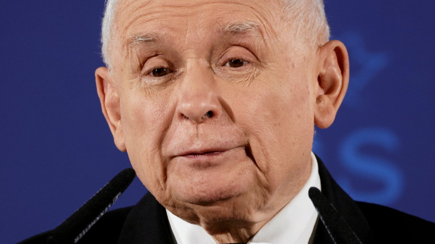 Jarosław Kaczyński nie chce, by głosy w wyborach zostały policzone po raz drugi mimo licznych protestów i nieprawidłowości. PKW ogłosiła, że małą różnicą głosów wygrał kandydat PiS.