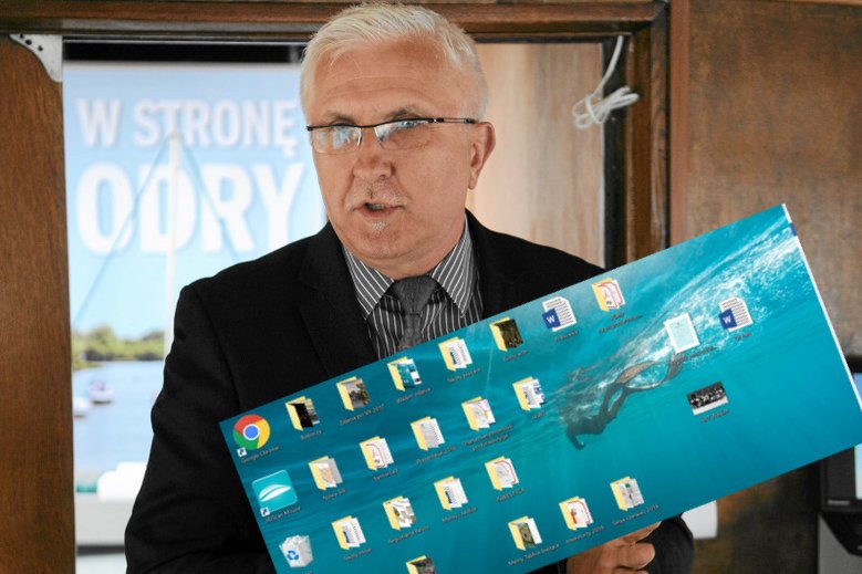 Wadim Tyszkiewicz został oskarżony przez radnego PiS o inwigilację za to, że miał podobną tapetę na komputerze.