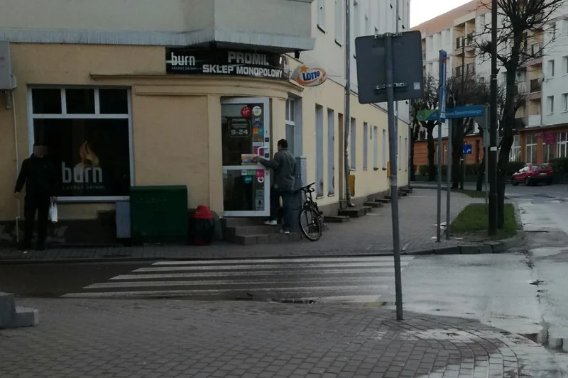 Sklep należący do posła PiS w Wielkanoc był otwarty. Sam poseł opowiada się za zakazem handlu w niedziele i święta, ale nie dla takich sklepów, jak "Promil".