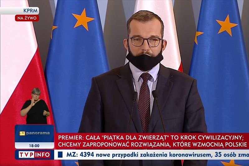 Grzegorz Puda pokazał, jak nie nosić maseczki.