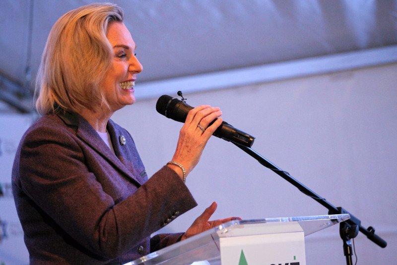 Senator Anders częściej niż na Podlasiu– skąd zdobyła mandat – bywa w USA albo w Wielkiej Brytanii. W izbie wyższej parlamentu też nie grzeszy aktywnością.