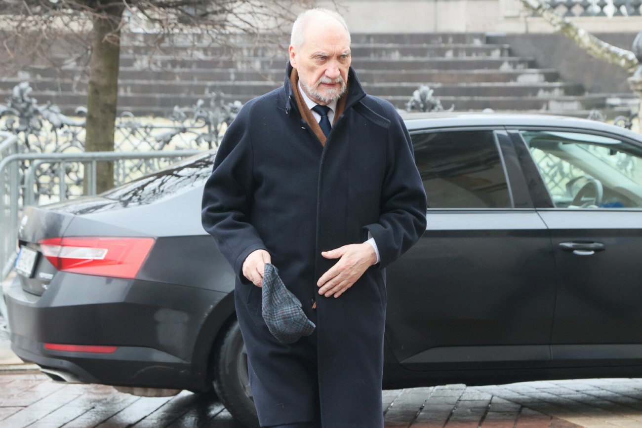 Macierewicz przyłapany na łamaniu przepisów ruchu. Opublikowano zdjęcia