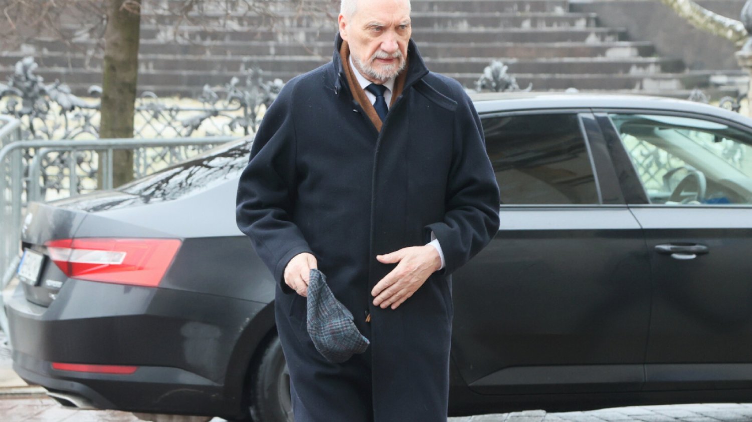 Macierewicz przyłapany na łamaniu przepisów ruchu. Opublikowano zdjęcia