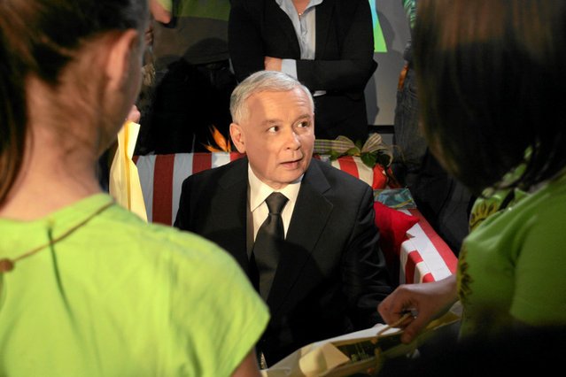 Jarosław Kaczyński, poseł PiS, w drugim z wywiadów opublikowanych w zeszłym tygodniu powiedział, że nie widzi powodu, aby "wyrażać państwową zgodę" na to, by kobiety mogły przerwać ciążę, gdy płód ma zespół Downa. To sugestia, że partia dąży do zaostrzeni