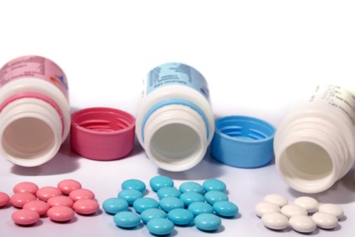 Który z leków przeciwbólowych zastosować, gdy zaczyna nas boleć głowa: zawierający ibuprofen, paracetamol czy kwas acetylosalicylowy? Właściwa odpowiedź – taki, który zaleci nam lekarz lub farmaceuta.