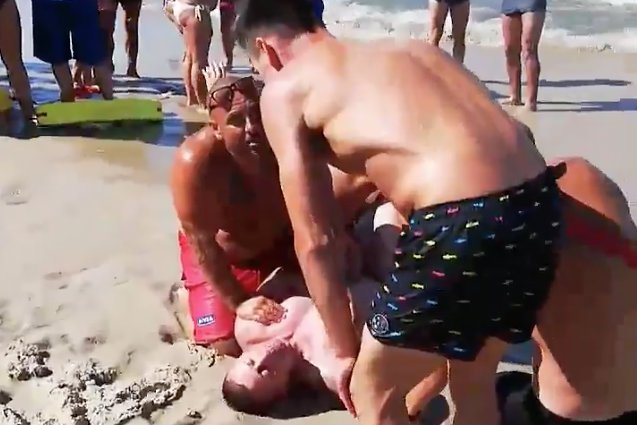 Do awantury doszło na plaży we Władysławowie. Pijanego mężczyznę silą z wody musieli wyprowadzać ratownicy WOPR.