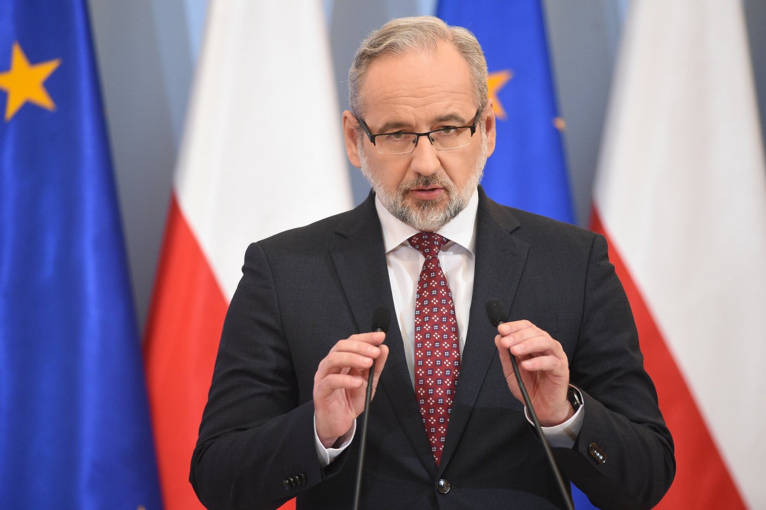 Niedzielski przyznał, że w tym tygodniu może przybywać średnio ponad 50 tys. nowych przypadków COVID-19 dziennie.