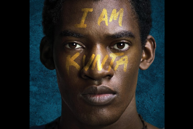 Kunta Kinte, wojownik z Gambii który trafia jako niewolnik do Ameryki, to pierwszy bohater epickiej opowieści o walce o dosłowne i metaforyczne przetrwanie.