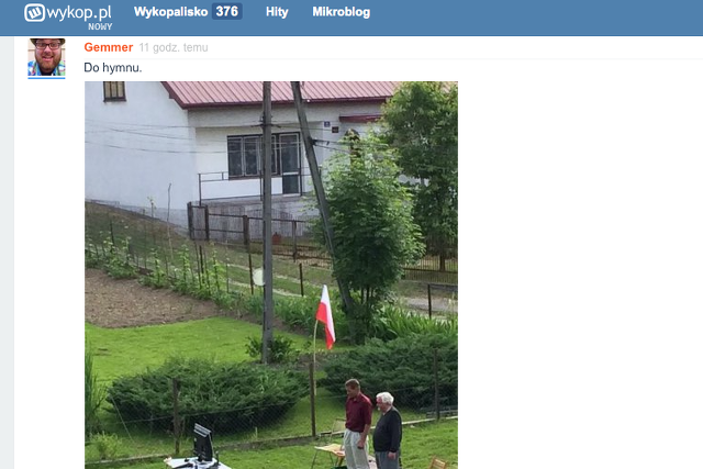 Zdjęcie dwóch sąsiadów - kibiców obiegło sieć.