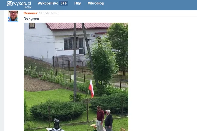 Zdjęcie dwóch sąsiadów - kibiców obiegło sieć.