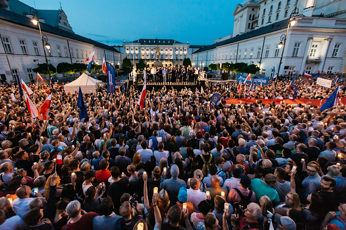 Prezydent Andrzej Duda musiał usłyszeć protestujących rodaków.