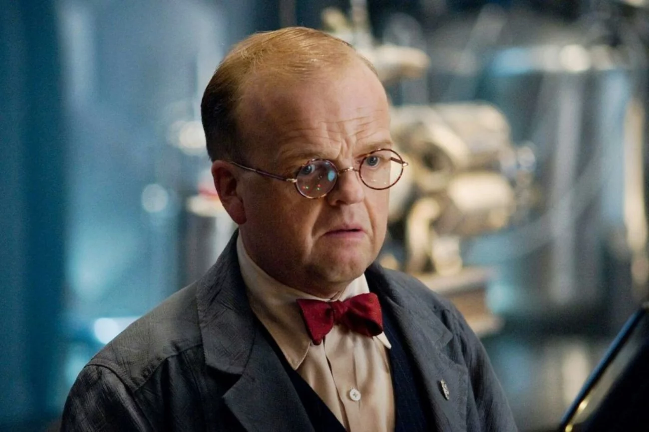 Toby Jones w filmie "Kapitan Ameryka: Pierwsze starcie".