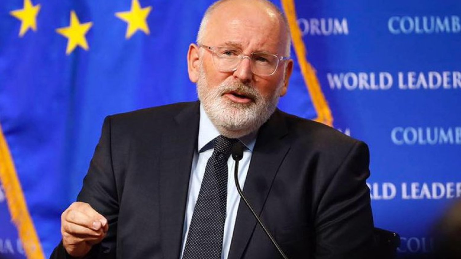 Frans Timmermans w niedzielę przyjechał do Warszawy. Znowu skrytykował polskie władze za zmiany w sądownictwie.