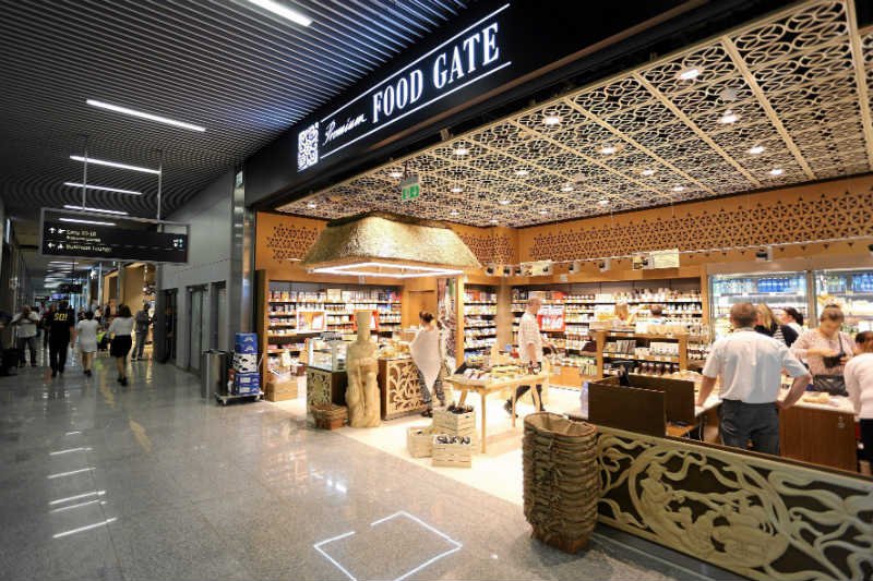 UOKiK chce niższych cen wody na lotniskach.