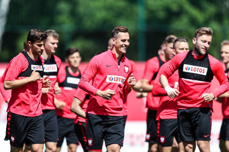 Nie wszystkim kibicom spodobało się nowe hasło reprezentacji "Łączy nas piłka".