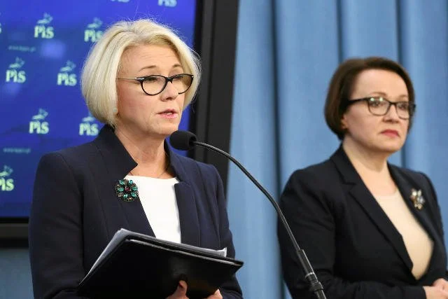 Wiceminister edukacji Marzena Machałek oraz szefowa MEN Anna Zalewska – obie panie są posłankami z Dolnego Śląska. I nazwiska obu łączone są z aferami PiS.