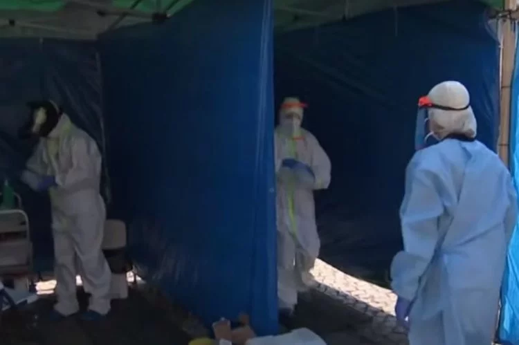 Czesi zmagają się z rekordową liczbą zachorowań na covid-19. KE oferuje pomoc. Chce wysłać 30 respiratorów.