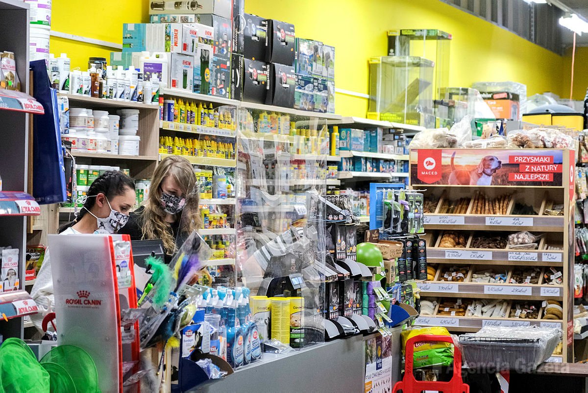 Ekspedientka nie chciała obsłużyć klientki, która nie miała na sobie maseczki. Kara w wysokości 100 zł dla ekspedientki, która nie miała maseczki.