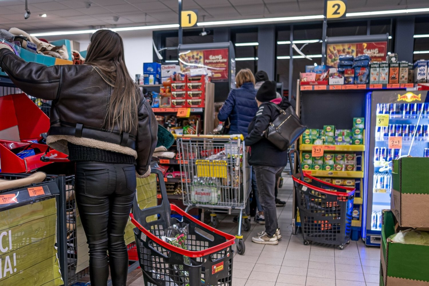 Sklepy w otwarte w Sylwestra będą inaczej. Pamiętaj o tych godzinach.