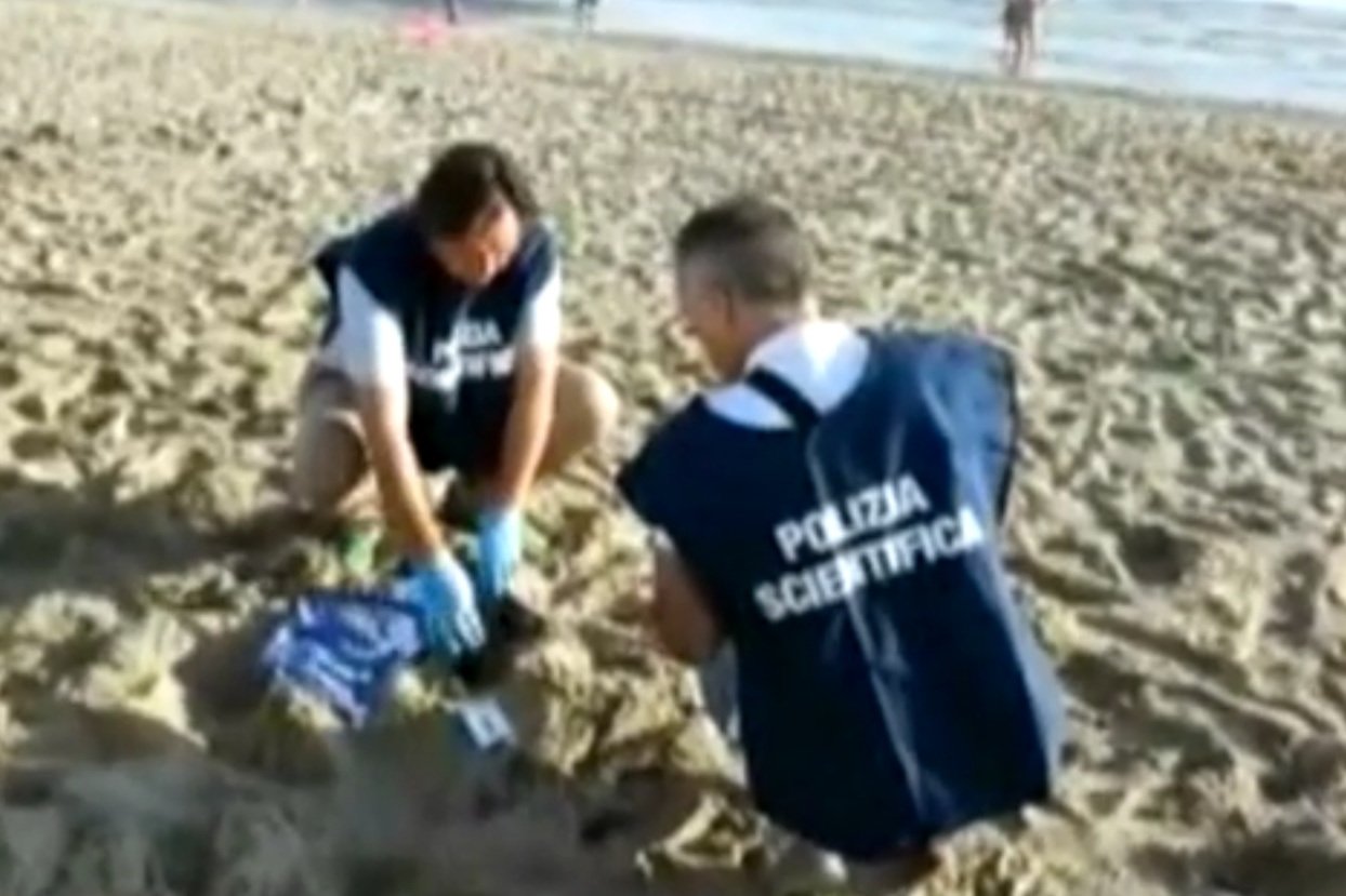 Służby pojawiły się na plaży już z samego rana.