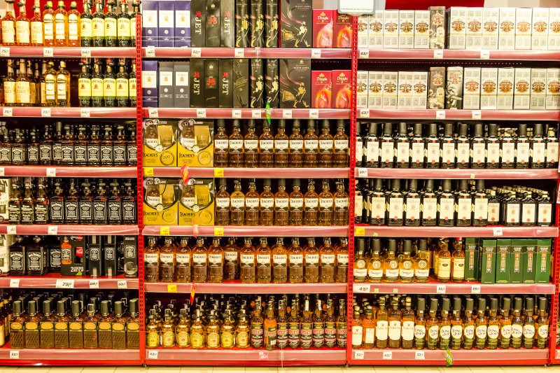 W Polsce jest czterokrotnie więcej punktów sprzedających alkohol niż wynika z rekomendacji WHO.