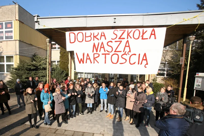 Już około 10 tys. nauczycieli straciło pracę, a może być gorzej. Niespokojny finał wakacji w polskich szkołach. Na zdjęciu: protest z początku roku przed jedną ze szkół w Szczecinie.